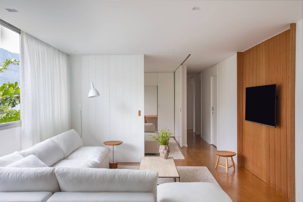 Sala de estar; sofá branco; sala de estar branca; mesa de centro; cortina branca; tapete para sala