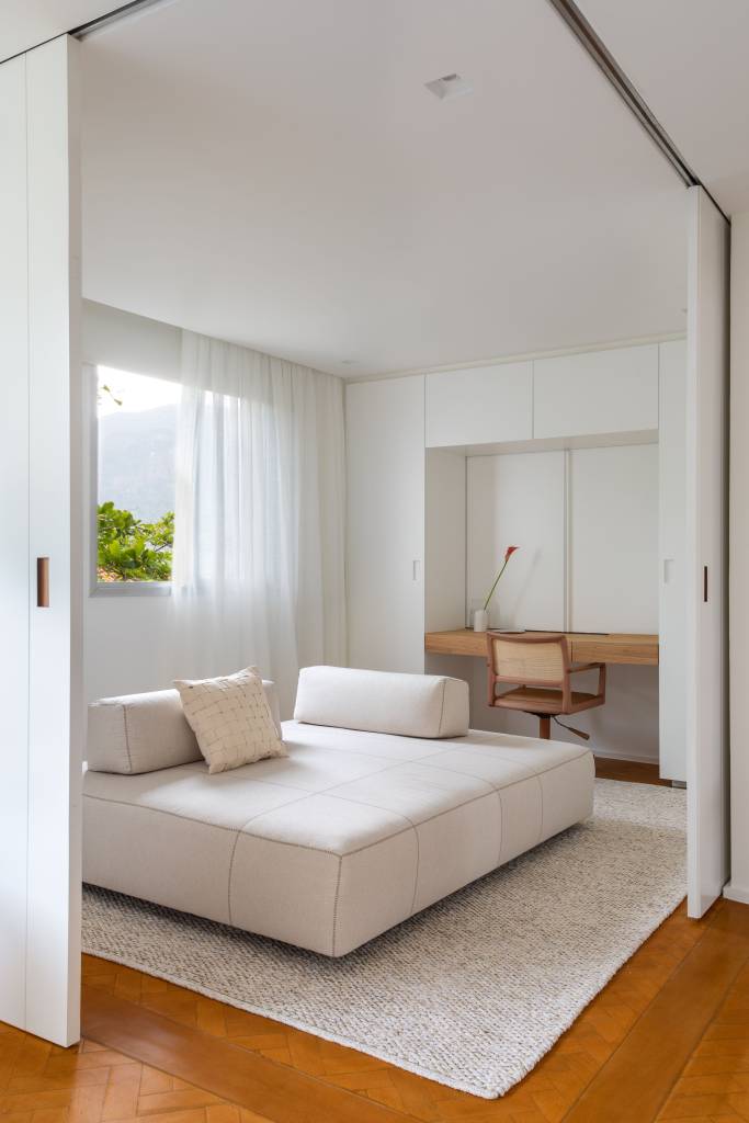 Quarto branco; home office; home office branco