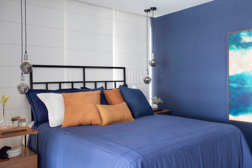 Quarto; parede azul; roupa de cama azul