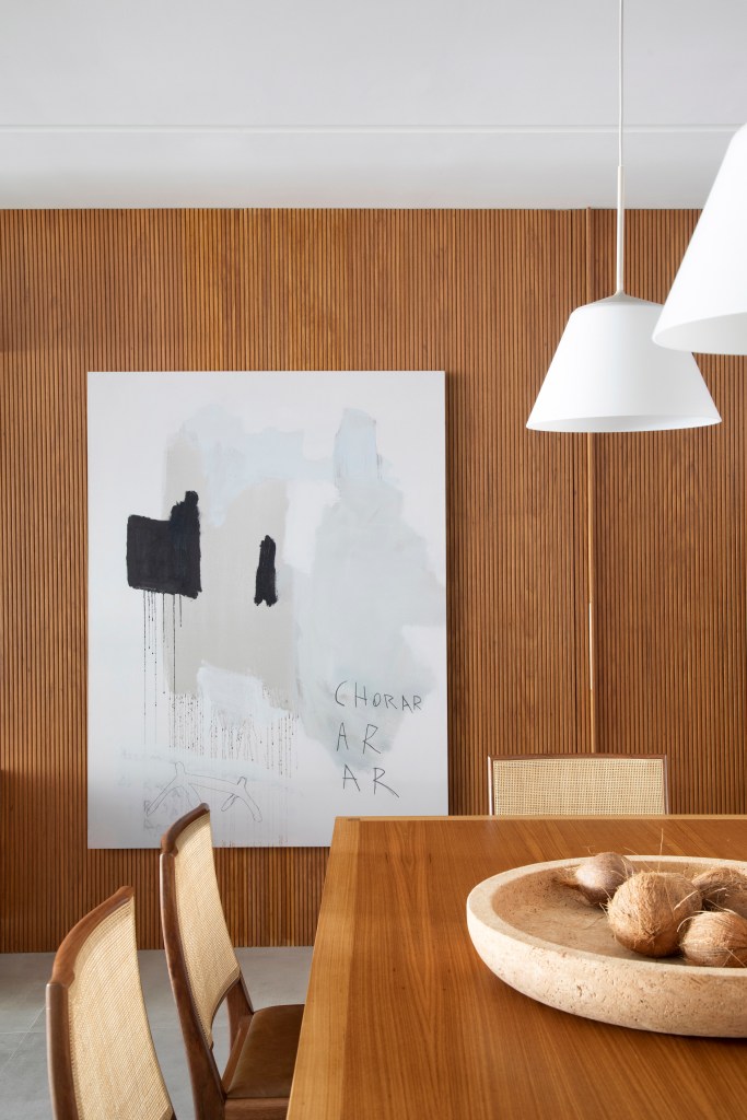 Sala de jantar; parede de madeira; mesa de madeira; quadro