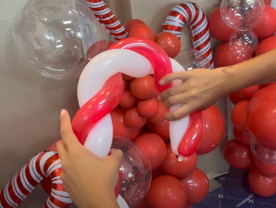 Decoração de Natal com balões: faça uma candy cane em 3 passos rápidos