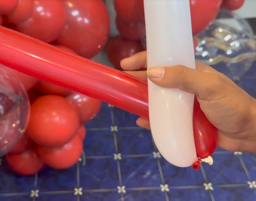 Decoração de Natal com balões: faça uma candy cane em 3 passos rápidos