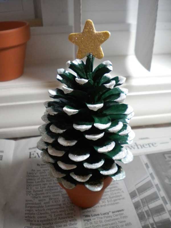 As pinhas são uma ótima opção para uma decoração linda, simples e em conta. Essa aqui foi pintada para virar uma mini árvore de Natal!