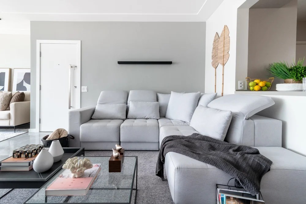 Sala de estar; sofá; como cuidar do sofá; sofá cinza