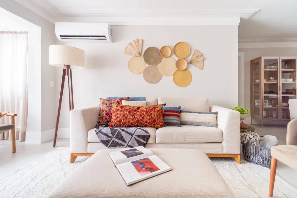 Sala de estar; sofá; como cuidar do sofá; sofá branco; sala neutra