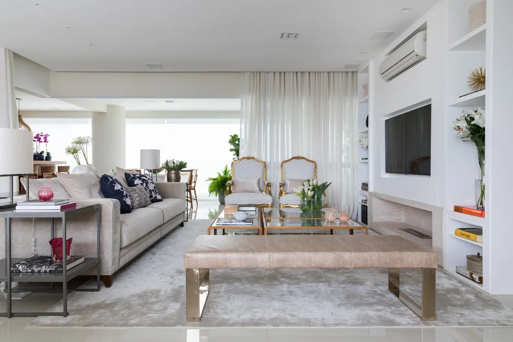 Estante branca; sala de estar; decoração clássica; tapete; sofá