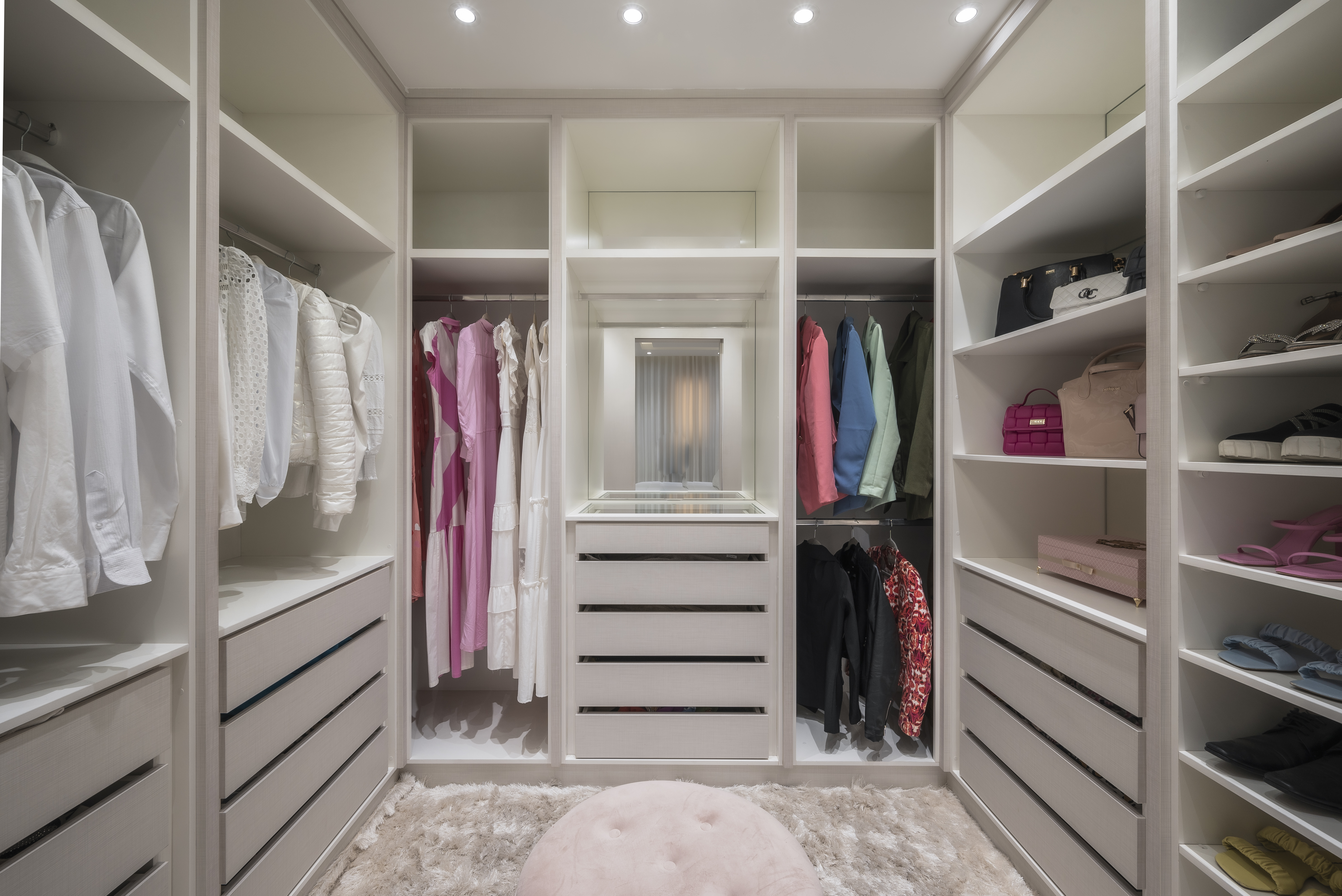 Glamour: closet walk-in e superfícies brilhantes marcam este apê de 100m²