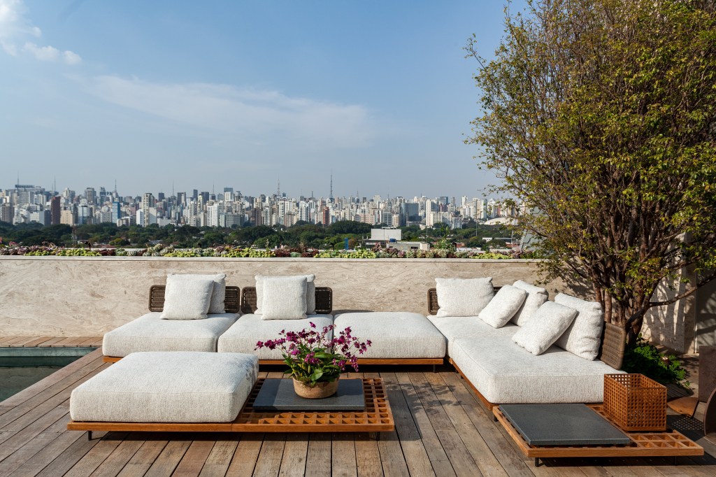 Varanda; terraço; cobertura; sofá branco; deck de madeira; piscina
