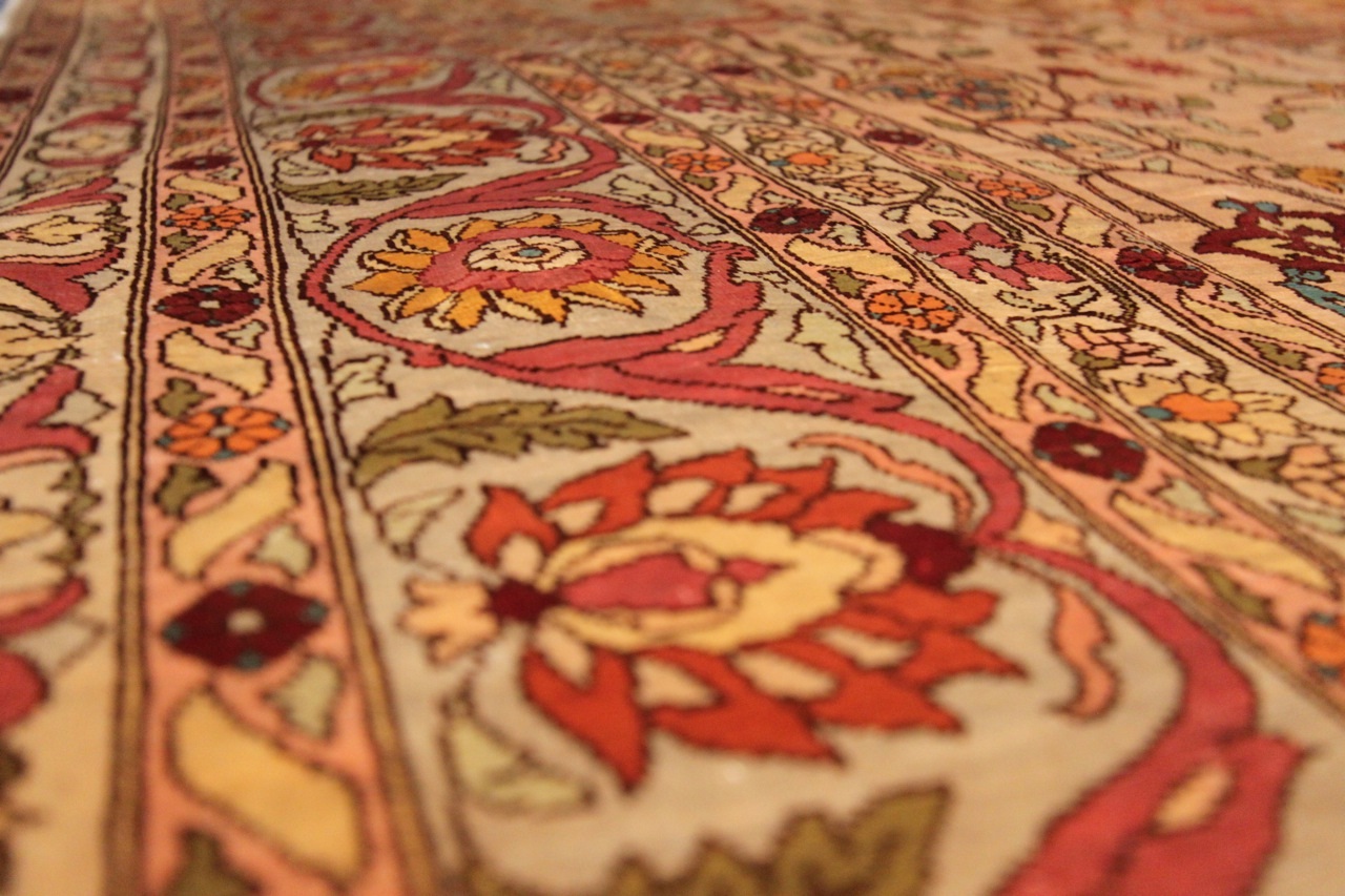 Conheça a história e as técnicas de produção dos tapetes indianos