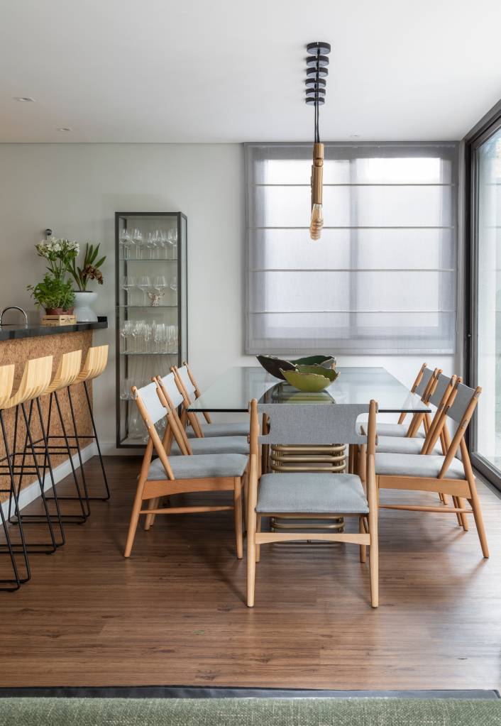integracao-com-jardim-natureza-orienta-decoracao-casa-gigi-gorenstein-fotos-evelyn-muller-03-sala-jantar Sala de jantar; cadeira; mesa com tampo de vidro; luminária