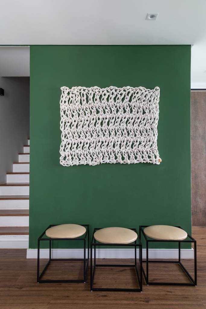 integracao-com-jardim-natureza-orienta-decoracao-casa-gigi-gorenstein-fotos-evelyn-muller-08 Parede verde; arte com corda; banquinhos