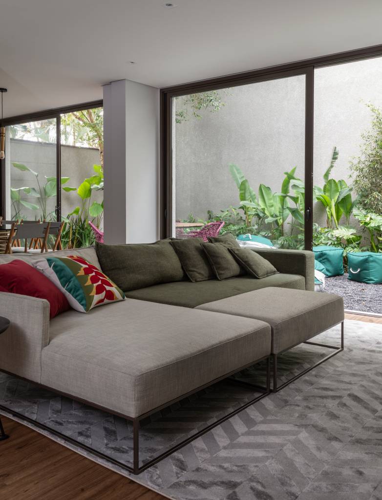 integracao-com-jardim-natureza-orienta-decoracao-casa-gigi-gorenstein-fotos-evelyn-muller-10 Sala; sofá; tapete listrado; jardim; porta de correr