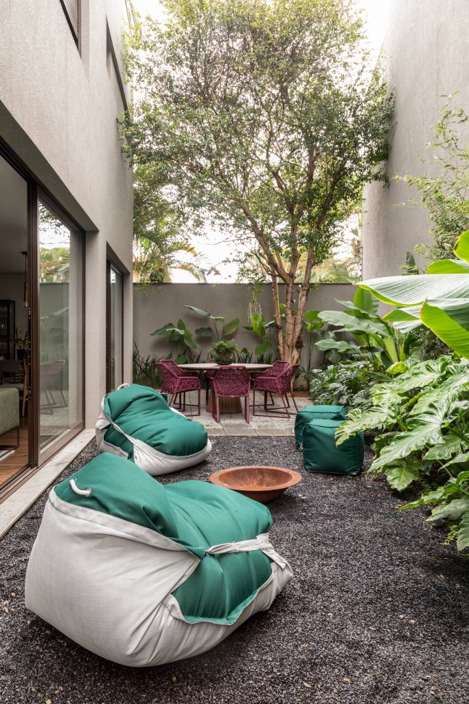integracao-com-jardim-natureza-orienta-decoracao-casa-gigi-gorenstein-fotos-evelyn-muller-12-plantas Jardim; plantas; paisagismo; pufe; varanda; árvore