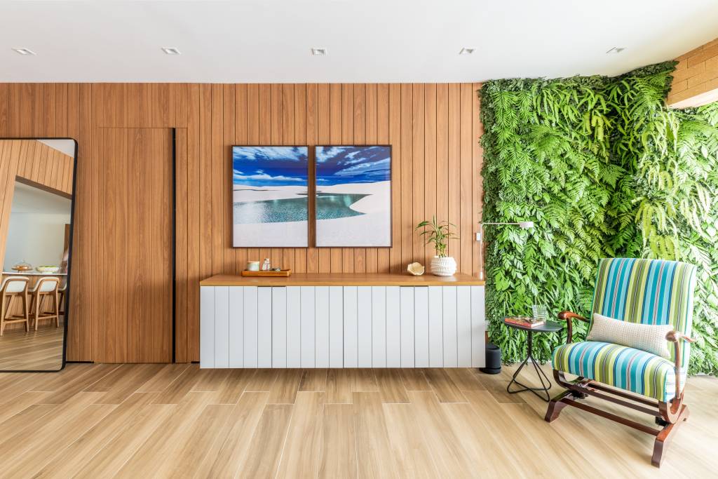 Lambri; revestimento; sala; jardim vertical; bancada; quadro