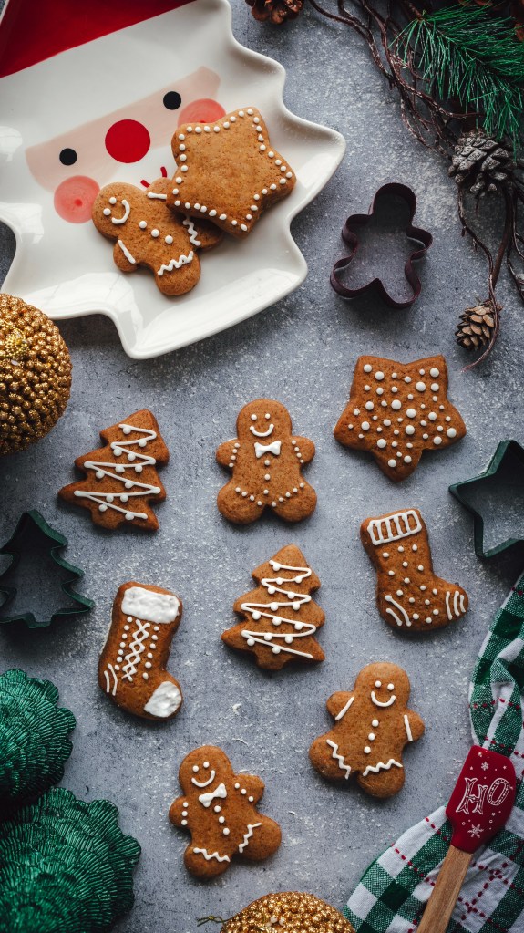 Gingerbread: veja uma receita fácil de biscoitos para presentar no Natal. Na foto, mesa cinza com biscoitos.