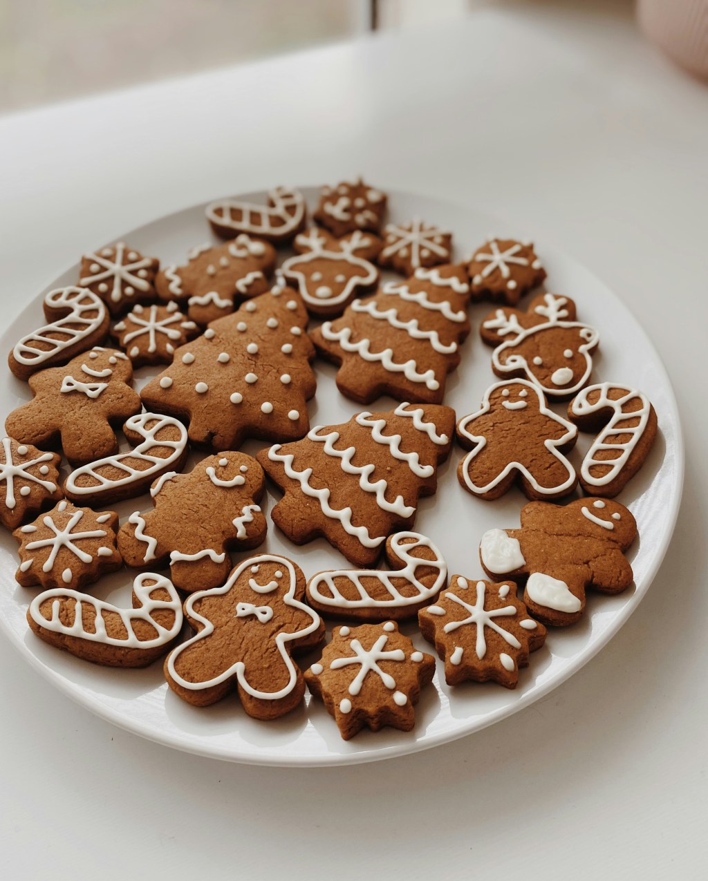 Gingerbread: veja uma receita fácil de biscoitos para presentar no Natal. Na foto, prato com biscoitos.