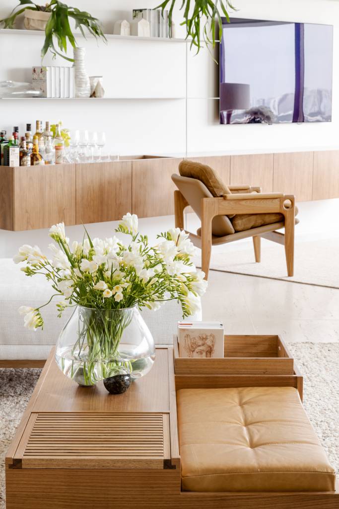 Apartamento Morumbi Sala de estar; sala de estar integrada com jantar; mesa de centro; madeira