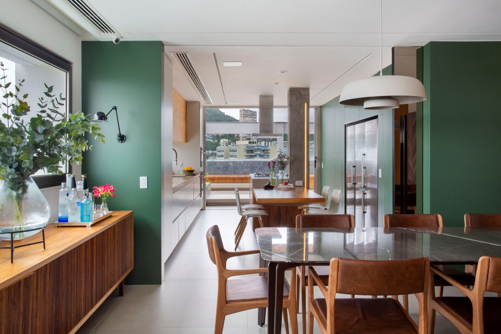 Sala integrada; sala de jantar; parede verde; buffet