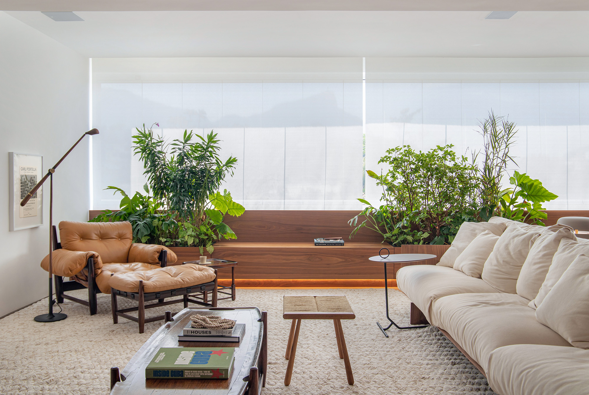 Sala de estar; Poltrona; poltrona Mole; poltrona Sergio Rodrigues; plantas; luminária de piso