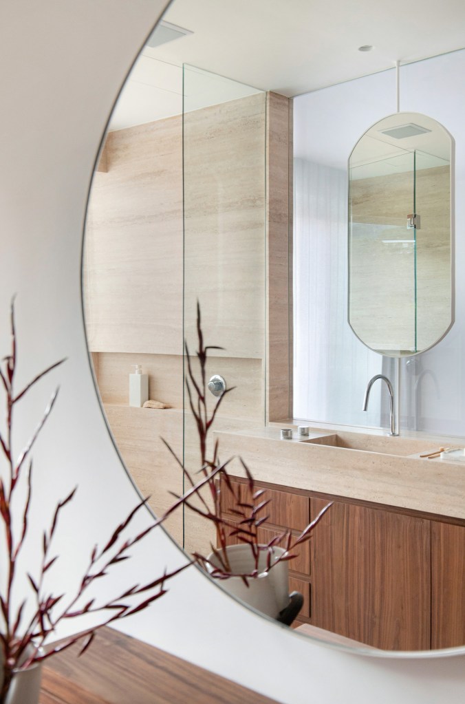 Banheiro; mármore; espelho; penteadeira; box de vidro; armário de madeira