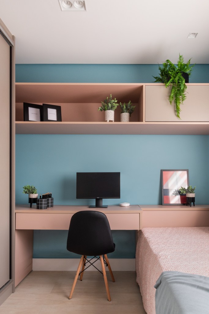 Quarto; home office; parede azul; bancada rosa;