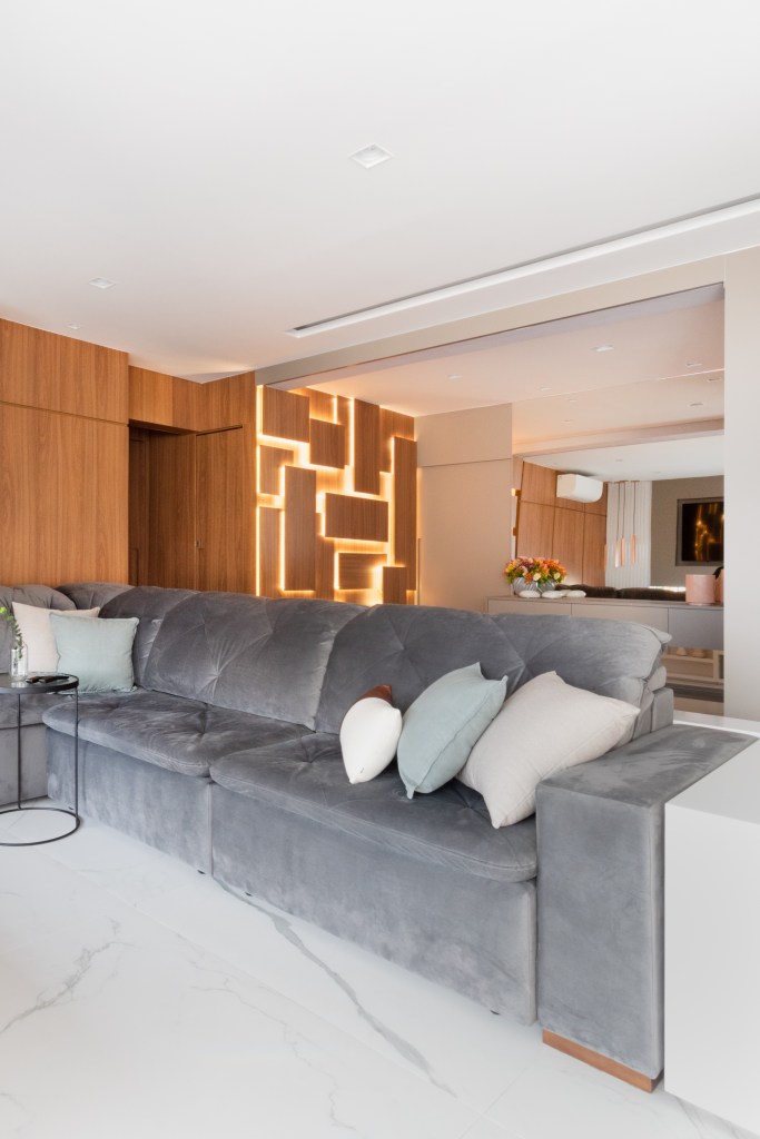 Sala de estar integrada; sofá cinza; painel de madeira; painel de madeira com led; aparador branco