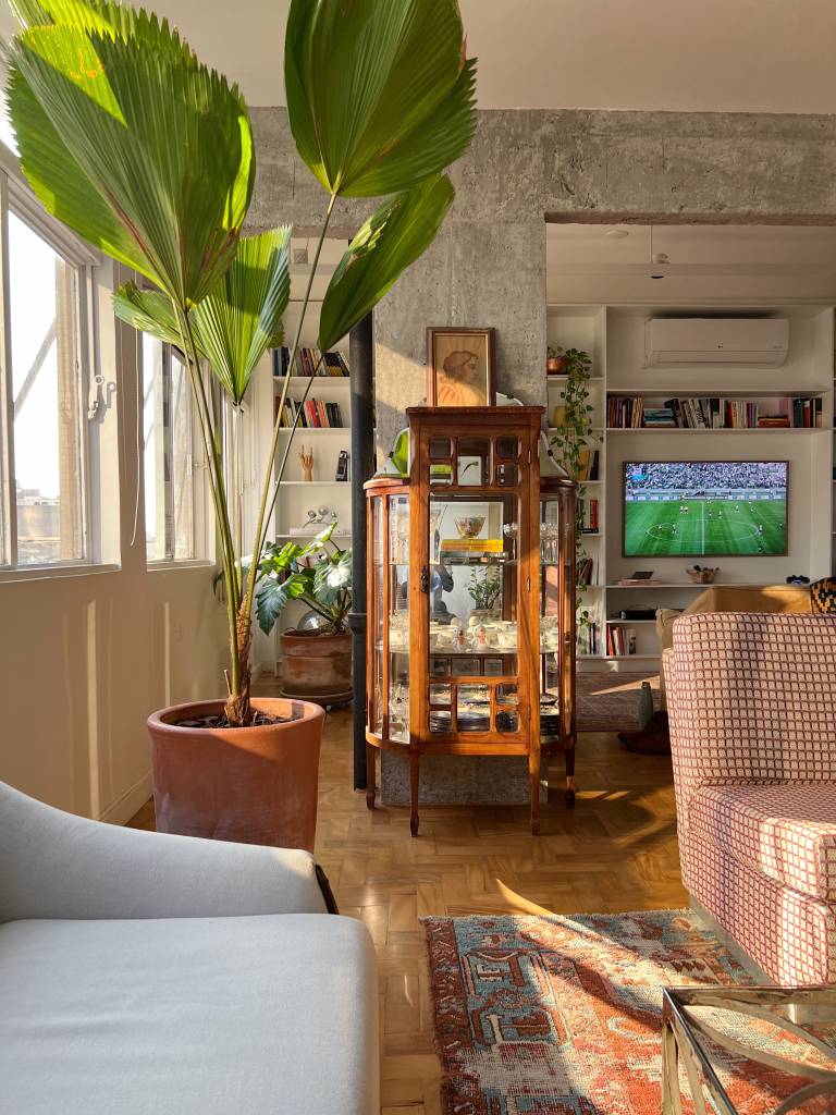Móveis vintage; móveis garipados; móveis de segunda mão; decoração vintage; cristaleira; sala