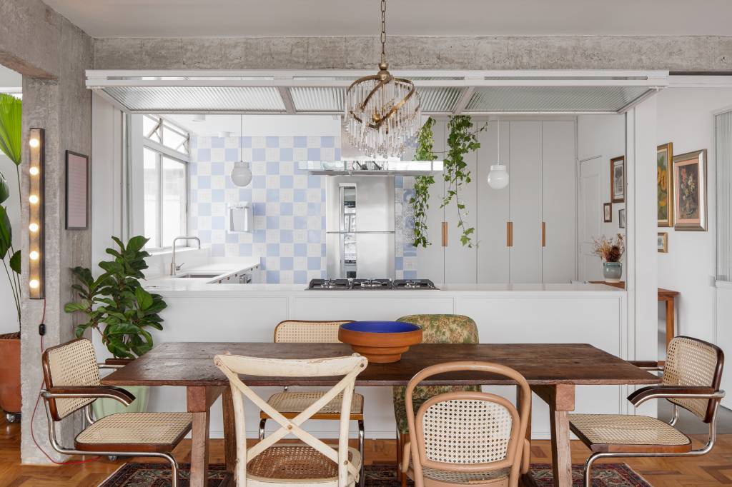 Móveis vintage; móveis garipados; móveis de segunda mão; decoração vintage; sala de jantar; luminária