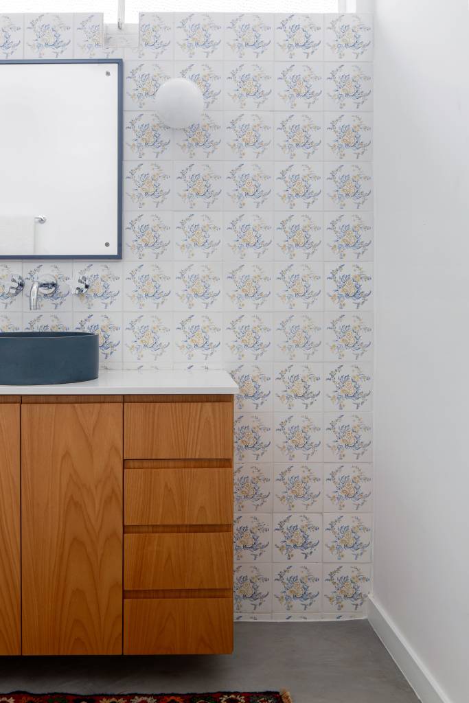 Móveis vintage; móveis garipados; móveis de segunda mão; decoração vintage; banheiro; azulejos; cuba solta; cuba colorida
