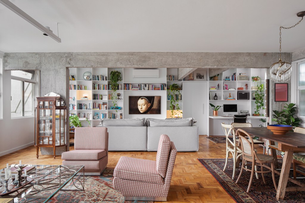 Móveis vintage; móveis garipados; móveis de segunda mão; decoração vintage; sala de estar; poltrona rosa; estante branca