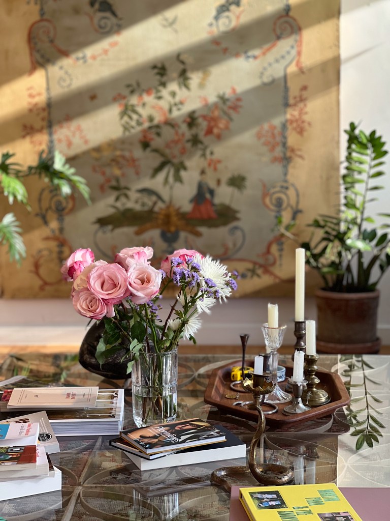Móveis vintage; móveis garipados; móveis de segunda mão; decoração vintage; tapeçaria; vaso de flor