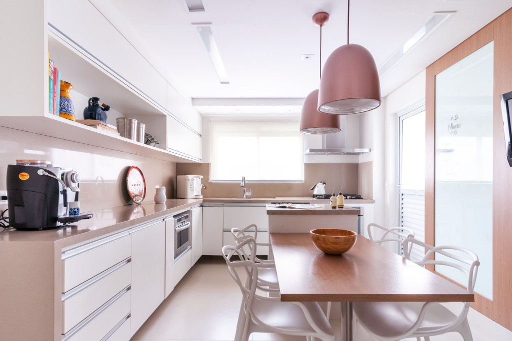 Cozinha; piso da cozinha; marcenaria branca; luminária; porcelanato