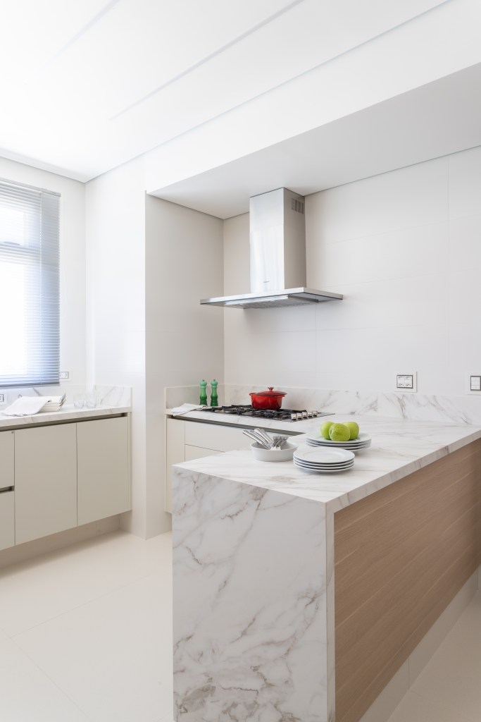 Cozinha; cozinha com bancada de mármore em forma de L; coifa; cozinha branca