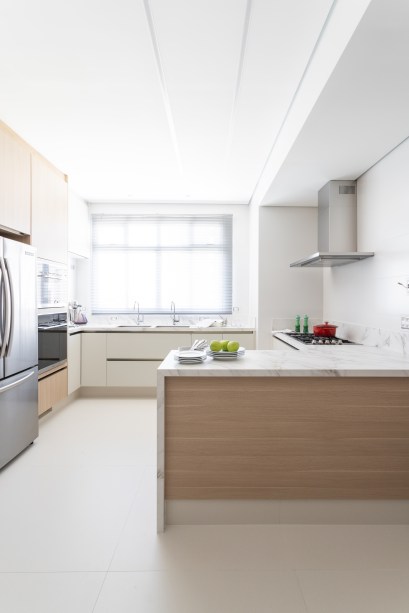 Reforma em apê elegante de 350m² integra varanda e aumenta a cozinha