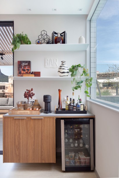 Reforma em apê integra cozinha copa e cria home office compartilhado