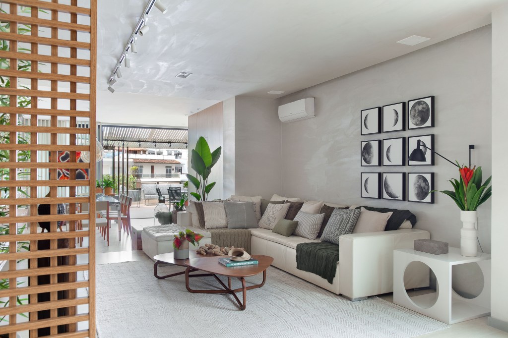 Sala de estar; sofá branco; gallery wall; quadros; quadros de lua
