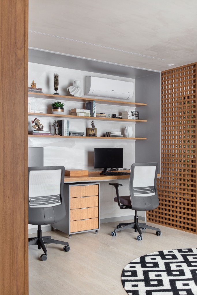 Home office compartilhado; home office; cadeira de escritório; prateleiras