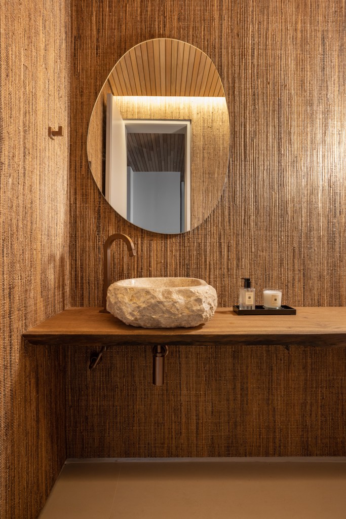 Lavabo; lavabo de madeira; espelho de banheiro; cuba de pedra