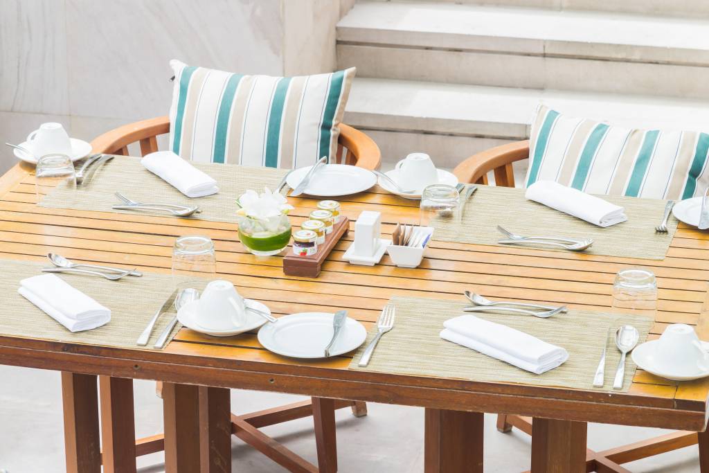 Table setting for dinner mesas de jantar; conjunto de jantar; mesa quatro cadeiras; mesa seis cadeiras