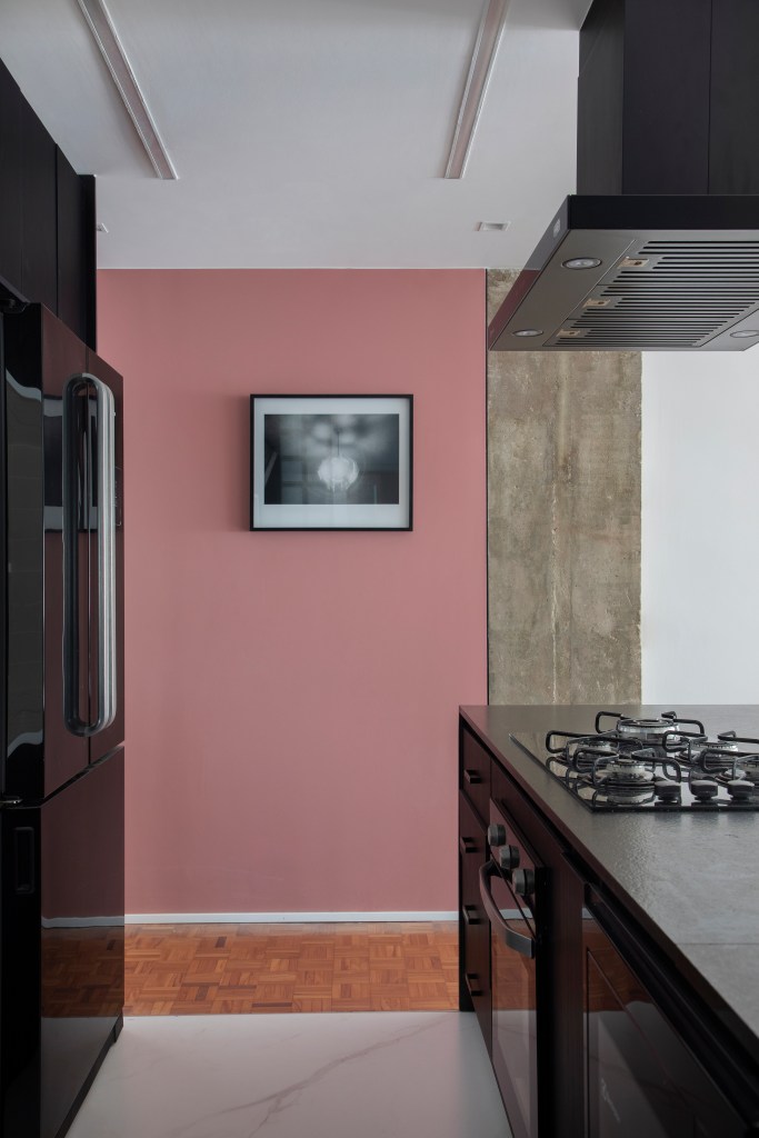 Cozinha; cozinha preta e branca; parede rosa; bancada; cooktop