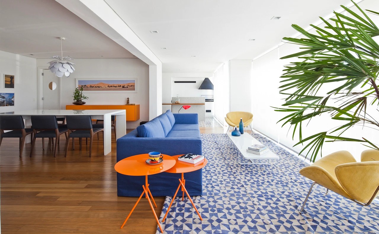 8 ambientes com sofás coloridos como protagonista na decoração | CASA.COM.BR