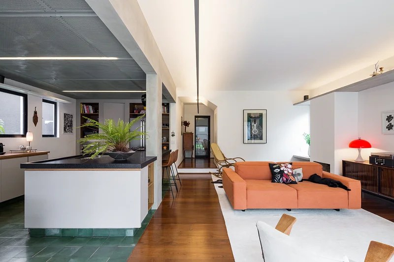 Sofá colorido; sofá laranja; sala integrada com cozinha