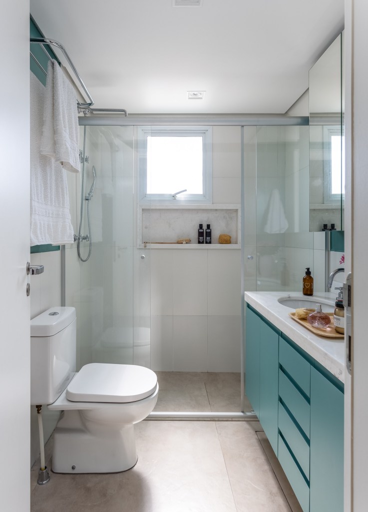 Apê apartamento 170 m² cores revestimentos superfícies móveis Marina Carvalho banheiro branco verde