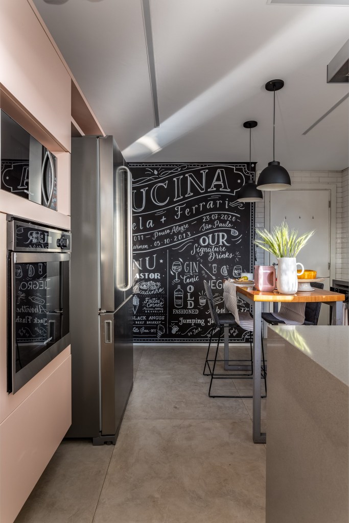 Apê apartamento 170 m² cores revestimentos superfícies móveis Marina Carvalho cozinha rosa parede giz balcao