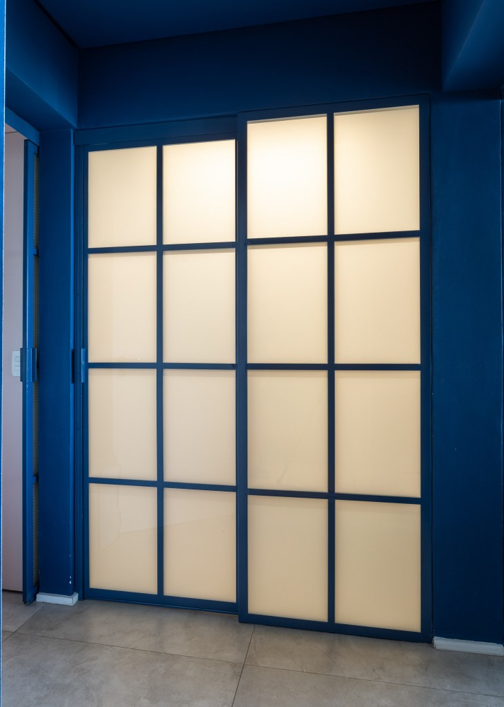 Apê apartamento 170 m² cores revestimentos superfícies móveis Marina Carvalho porta azul serralheria