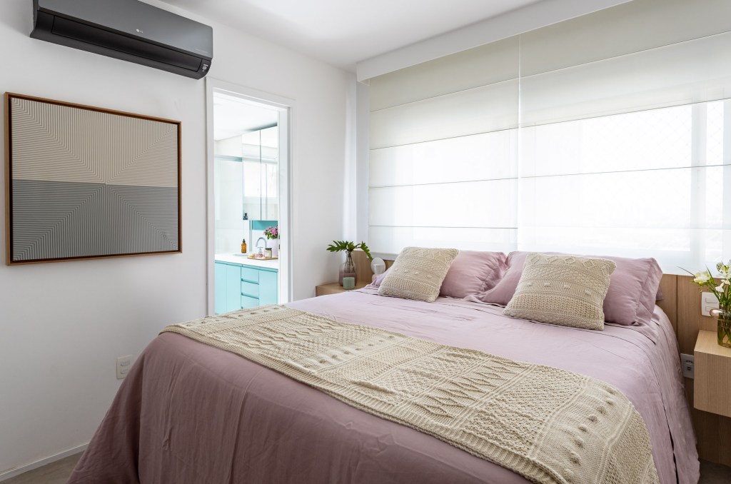 Apê apartamento 170 m² cores revestimentos superfícies móveis Marina Carvalho quarto casal janela cortina rosa