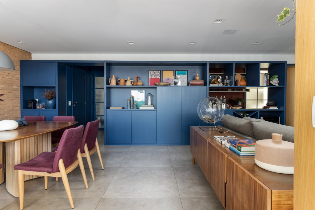 Apê apartamento 170 m² cores revestimentos superfícies móveis Marina Carvalho sala estante azul marcenaria estar aparador mesa cadeira