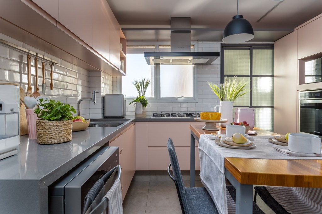 Apê apartamento 170 m² cores revestimentos superfícies móveis Marina Carvalho cozinha rosa serralheria balcao