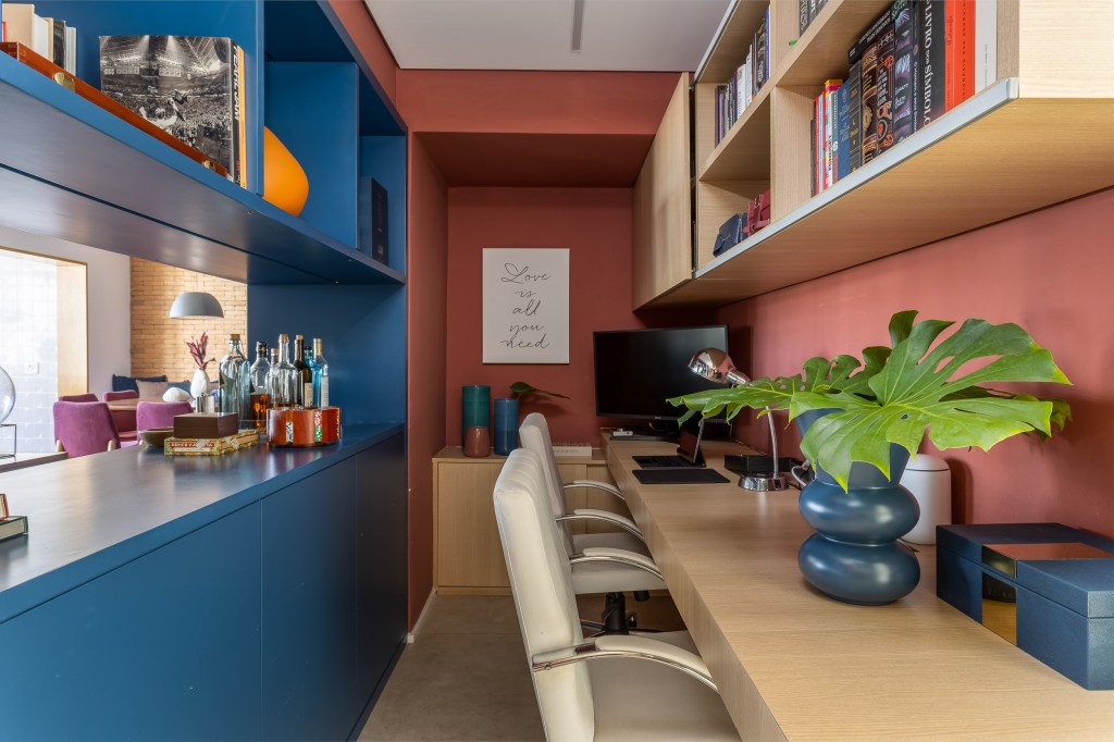 Apê apartamento 170 m² cores revestimentos superfícies móveis Marina Carvalho marcenaria estante azul home office escritorio