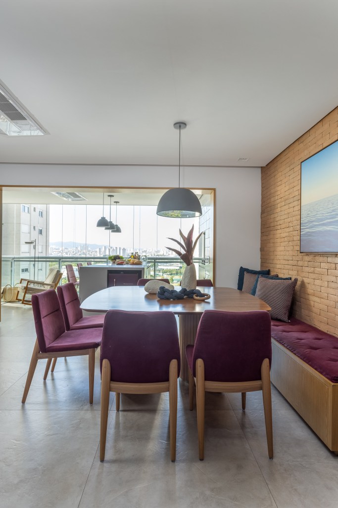 Apê apartamento 170 m² cores revestimentos superfícies móveis Marina Carvalho sala jantar mesa banco tijolinho